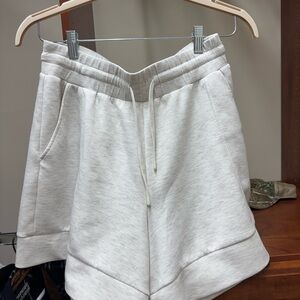 Varley Alder 5.5 inch Cream Casual Shorts